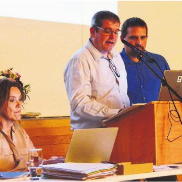 Vorerst ohne Dezibel-Angabe - Gemeindeschreiberin Andrea Bolliger, Ammann Marcel Riesen und Gemeinderat Stefan Hafen (v. l.) waren gefordert. Bild: Annemarie Keusch
