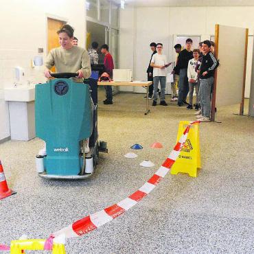 Wertvolle Tipps und Kontakte - Für einmal durften die Schüler mit der Putzmaschine durchs Schulhaus flitzen, was offensichtlich Spass macht. Bilder: Chregi Hansen