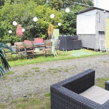 Treffpunkt für das ganze Dorf - Das Mobiliar ist bunt zusammengewürfelt, und alles muss beweglich sein, damit es schnell verräumt werden kann. Doch wenn die Sommerbar geöffnet ist, entsteht hier eine wunderbare Atmosphäre. Bilder: Chregi Hansen / zg