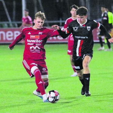 Alles Kopfsache - Duell der Talente: Muris Tom Singenberger (links) tritt mutig gegen den FC Aarau und Dorian Derbaci auf.