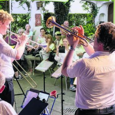 Wie ein toller Sommerfilm - Alexander’s Ragtime Band im Rüebliland-Kafi. Bild: Felix Wey