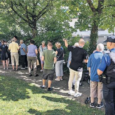 Am Puls der Bevölkerung - Grosser Andrang: Vor dem Eingang zur GSS bildeten sich zeitweise Schlangen aus Wartenden, während in der Bunkeranlage mehrere Führungen zugleich stattfanden.