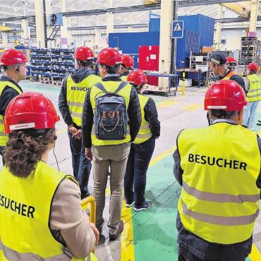 Nachhaltigkeit als grosses Thema - Sicherheit wird hoch gewichtet: In Warnwesten und mit Helm ging es in kleinen Gruppen durch die Produktionshallen.