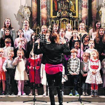 Unterhaltsam und vielseitig - Stimmglöcklein, Stimmperlen und Vocalines unter der Leitung von Prisca Zweifel eröffnen das Jahreskonzert. Bilder: Monica Rast