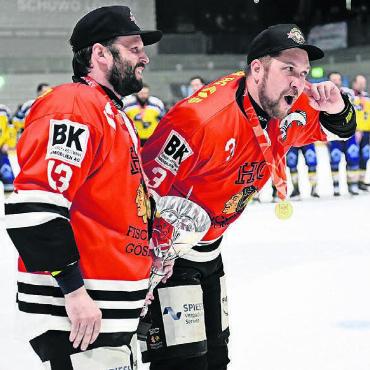 «Einfach nur geil» - Teamcaptain Kevin Barz (rechts) hat sich geweigert, den Pokal allein entgegenzunehmen. Spielertrainer Michel Simmen (links) sollte dabei sein.