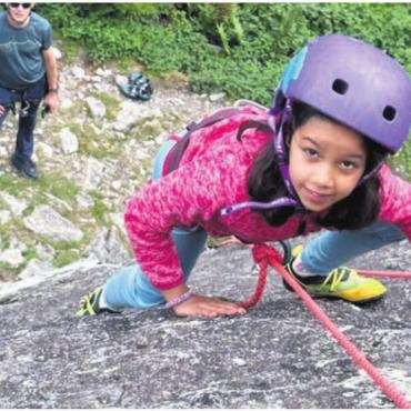 Bergbegeisterte Familien auf Tour - Mutige Kletterin vom SAC-Familienbergsteigen im Glarnerland. Bild: SAC Lindenberg