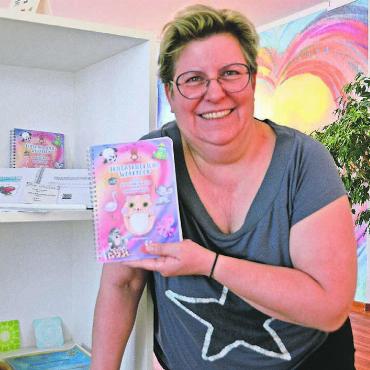 Zum Bewegen animieren - Daniela Gamper möchte mit ihrem Buch und ihren Karten für mehr Bewegung von Kindern sorgen. Bild: Roger Wetli