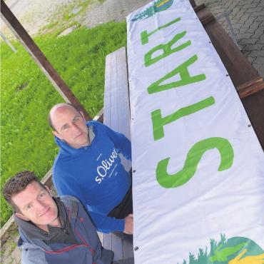 Jubiläum mit Sprint-Star - Anthony Paine (vorne) und Fabian Hasler vom OK des Kellerämterlaufs in Jonen freuen sich auf die Jubiläumsauflage. Bild: Thomas Stöckli