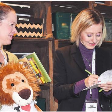 Mit Leo auf Entdeckungstour - Martina Eller (links) soll in den Vorstand von Bremgarten Tourismus (BT) gewählt werden. Gemeinsam mit Co-Präsidentin Sonja Schneiderbauer präsentiert sie das neue BT-Maskottchen Leo. Bild: Erika Obrist