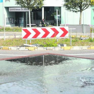 Nicht noch länger warten - Sprichwörtlich dreht sich in Muri ganz vieles um den Kreisel im Zentrum. Nun soll dessen Auge schön gestaltet werden. Das entsprechende Baugesuch liegt auf. Bild: Annemarie Keusch