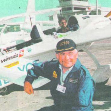 Ein Pilot und ein «Elephant» - Hans Georg Schmid zusammen mit TV-Mann Stefan Klapproth 1997. Nun will der Freiämter Pilot doppelt die Welt umrunden. Bild: Archiv