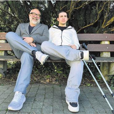 Der Apfel sucht den Stamm - Ein Film-Duo: Cihan und Finnigan Inan. Der Vater ist in Wohlen aufgewachsen, der Sohn besucht seinen Heimatort immer 
mal wieder. Finnigan Inan geht aktuell aufgrund einer Meniskusverletzung  die er sich beim Fussball zugezogen hat  an Stöcken. 
Bild: Stefan Sprenger