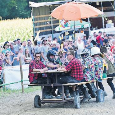 Frisiert am Maiengrün - Das Teilnehmerfeld posiert nach dem gelungenen Anlass für ein gemeinsames Bild. Bilder: Thomas Meier