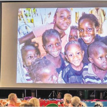 Allen Grund stolz zu sein - Marielle Furter verbringt jedes Jahr mehrere Monate in Senegal und hilft beim Aufbau der Kindergärten und der Schulung des Personals aktiv mit. An der Feier bot sie Einblicke in ihre Tätigkeit. Bild: zg