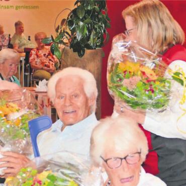 Eine bewegte Zeit erlebt - Der durch den Musikverein überreichte Blumenstrauss löste bei allen Jubilaren grosse Freude aus. Bilder: Stefan Treier