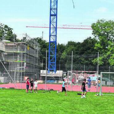 «Weder sinnvoll noch zielführend» - Schulzentrum Junkholz, einer der Fixpunkte der neuen Strategie: Zurzeit wird die Turnhalle saniert (im Hintergrund). In drei Jahren sollte in der Nähe des Zentrums ein neues, kleines Schulhaus stehen als Ersatz für Kindergärten. Und ab 2028 sollte dann die umfassende Sanierung des Schulhauses erfolgen. Bild: Archiv/dm