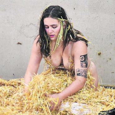 Reise in die spannende Historie - Eine Wiedergeburt im Stroh – auch bezogen auf die neue Nutzung der Bleichi: eine gewagte Performance zum Abschluss der Vernissage. Bilder: Daniel Marti