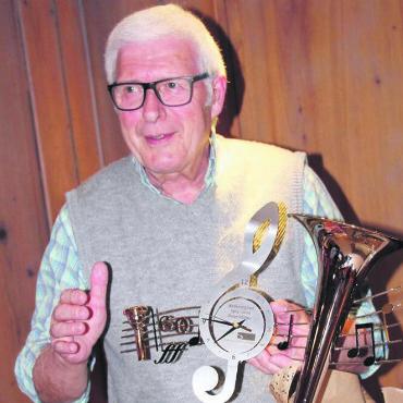Ältestes Aktivmitglied verabschiedet - Peter Müller wird nach 60 Jahren in den musikalischen Ruhestand geschickt. Bild: zg