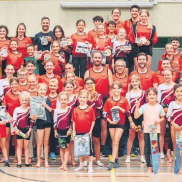 Auch mit Bratpfanne - Die Murianer Turnfamilie auf einem Bild – von Klein bis Gross. Bild: zg