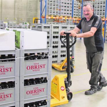 «Bin am richtigen Ort» - Der bereitgestellte Posten wird kontrolliert und gekonnt im Lastwagen verstaut und gesichert.