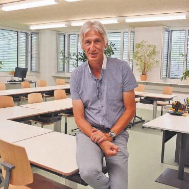 Positiv in die Zukunft blicken - Schulleiter Adrian Hofer in einem der sanierten Schulzimmer. Auch wenn noch nicht alles optimal ist, so lobt er die neuen Räumlichen Verhältnisse. «Hier ist guter Unterricht möglich», ist er überzeugt. Bild: Chregi Hansen