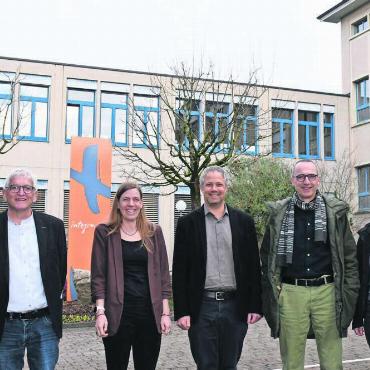 Das Wohnen attraktiver machen - Gemeinsam ehrgeizige Ziele umsetzen. Die Verantwortlichen vor dem Flügeltrakt, der aufgestockt wird (v. l.): Stiftungsratspräsident Walter Küng, Jacqueline Stierli, Leiterin Wohnen, Integra-Geschäftsführer Jonas Meier, André Konrad und Delia Häner (beide vom Büro Hegi Koch Kolb   Partner in Wohlen). Bild: dm