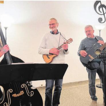 Weiterer unvergesslicher Abend - Marcel Brühlmann, Gitarre, Marc Gacond, Ukulele, und Thomas Saxer, Bass, boten ein bunt-gemischtes Musikprogramm in fröhlicher Form. Bilder: zg