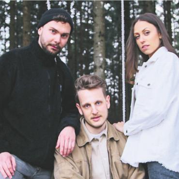Inmitten blühender Blumen - «We are Ava» ist eine Schweizer Elektro-Pop-Band aus St. Gallen. Das Trio tritt am Donnerstagabend am «Sounds of Garden» auf.