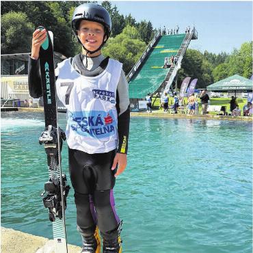 Auf den Spuren des Weltmeisters - Die Schanzen sind seine Welt. Angst hat der 12-jährige Ryan Stutz nie. Stattdessen will er als Aerials-Athlet ganz nach oben.
Bild: zg