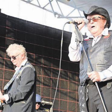 Rock ’n’ Roll als Jungbrunnen - Auch die einst so wilden Jungs von Matchbox sind etwas in die Jahre gekommen. Das hindert sie nicht, die Menge zum Tanzen zu bringen.