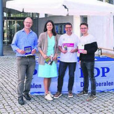 Ideale Vertretung - Gemeinsam im Einsatz: Samuel Keller, Maja Riniker, Matthias Jauslin und Lionel Zingg (von links) machten Werbung für die FDP.