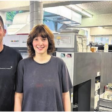 Der Star in der Druckerbranche - Der stolze Lehrmeister Martin Bräuer und Natalie Portmann (4. Lehrjahr). Sie ist die Schweizer Meisterin in der Kategorie Medientechnologe.