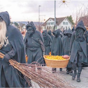 Viele funkelnde Kinderaugen - Die Schmutzli brachten vor dem Auszug die Mandarinen und Nüssli, die dann verteilt wurden.