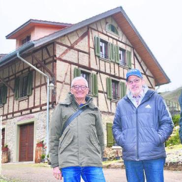 Ein Riegelbau-Bijou erhalten - Ein besonders gelungenes Umbauprojekt: Gemeinderat Luigi Alberti würdigt das Engagement von Bauherr Max Staubli und Architekt Hans-Rudolf Rohner (von links) fürs Ortsbild. Bilder: Thomas Stöckli / zg