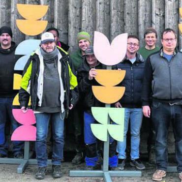Festliche Vorfreude - Klientinnen, Klienten, Mitarbeitende und eine Delegation der Führungscrew der Stiftung Gärtnerhaus freuen sich Bild: zg