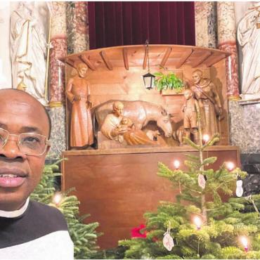 Das Weihnachtsgeheimnis - Pfarrer Ignatius Okoli vor der Krippe in der Wohler Pfarrkirche. Bild: zg