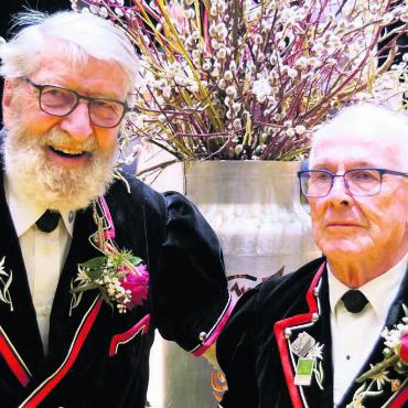 Ehrungen für Bremgarter Chor - Die beiden Geehrten des Berner Trachtenchors Bremgarten: Hans Pfenninger (links) und Robert Füglistaller. Bild: zg