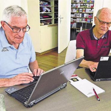 «Computeria» in Bremgarten - Wer Mühe hat, mit der Digitalisierung Schritt zu halten, und trotzdem auf der Höhe der Zeit bleiben will, für den gibt es Angebote. Beispielsweise das Projekt «Computeria» der Caritas. Bild: zg
