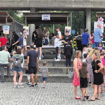 Pausenhof wird zum Marktplatz - Zahlreiche Besucher am «Bünzi-Märt» schlenderten zwischen den verschiedenen Ständen. Bild: zg