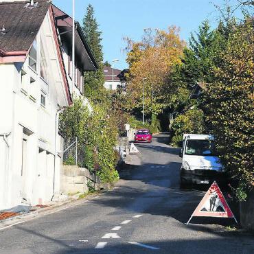 Kritischen Zustand korrigieren - Die Hochwachtstrasse ist in einem kritischen Zustand: Sanierung und Erneuerung können nicht mehr aufgeschoben werden. Bild: Daniel Marti