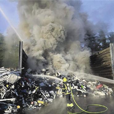 Rauchsäule über dem Freiamt - Der dichte, schwarze Rauch war weitum zu sehen und zu riechen. Bild: pz