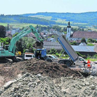Neustart der Grossbaustelle - Der Aushub an der Wagenrainstrasse ist in vollem Gang: Es werden 20 Mehrfamilienhäuser entstehen. Bild: Daniel Marti