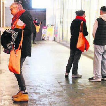 «Ja, wir können» - Am Orange Day sprechen die Mitglieder an der Strassenaktion die unterschiedlichsten Passanten an.