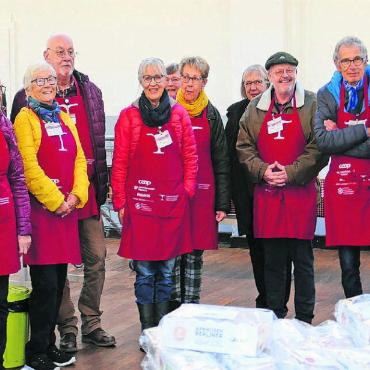 Dort, wo sich Herzen öffnen - Das Helferteam ist auch am Vormittag von Heiligabend für armutsbetroffene Menschen im Einsatz. Bilder: tre
