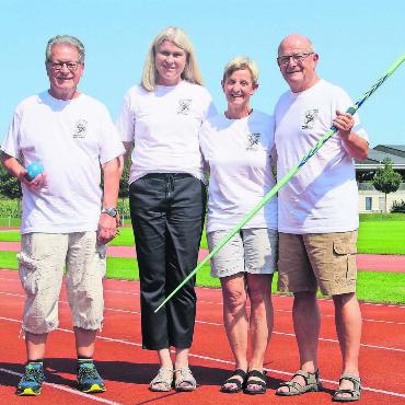 Tag der Freude - Sie sind Teil des OK und freuen sich auf die Aargauer Meisterschaft Polysport (von links): Walter Nöthiger (Präsident BSC Wohlen-Lenzburg), Monika Käppeli, Marlis Meier (beide Technische Leiterinnen), Josef Füglistaler (OK-Präsident). Die T-Shirts hat der Wohler Künstler Pirmin Breu designt. Einer der zahlreichen Unterstützer des Anlasses. Bilder: Josip Lasic, BSCWL