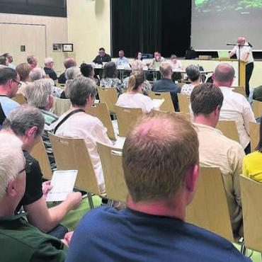 Vorerst doch keine neue Asylunterkunft - Trotz der hohen Temperaturen fanden 82 Stimmbürger und Stimmbürgerinnen den Weg an die «Gmeind». Bild: mub