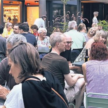 Erfolgreicher Start - Am Samstag und am Sonntag genossen die Gäste den schönen Innenhof: Zeitweise war kaum ein Platz zu finden. Bilder: wam
