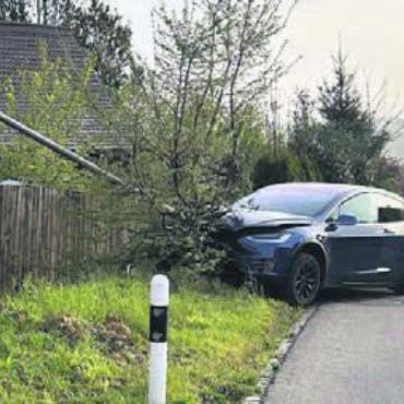 Gegen Laterne geprallt - Der Automobilist gab an, einer Katze ausgewichen zu sein, und prallte in eine Strassenlampe. Bild: pz