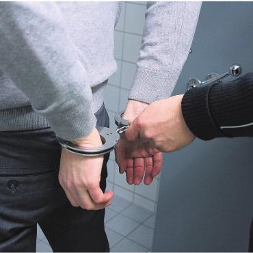 Missbrauch des Gastrechts - Mitte-Einwohnerrat Harry Lütolf findet es stossend, wenn ausländische Kriminelle von der staatlichen Fürsorge leben. Darum lancierte er einen Vorstoss zu diesem Thema. Bild: pixabay