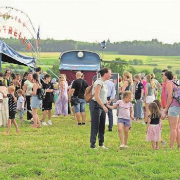 Das Dorf setzt auf die Familie - Jung und Alt begegnet sich bei Spiel und Spass, so wie dies beim Jugendfest im Sommer in Büttikon der Fall war. Bild: Archiv